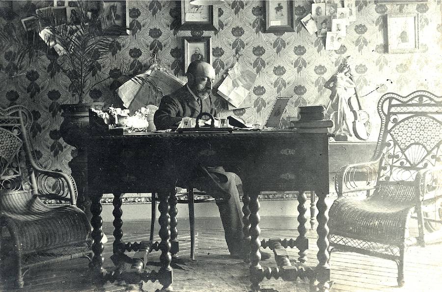 Felipe Trigo en su despacho. El 2 de septiembre de 1916 se encerró en su despacho, y a las once de la mañana se quitó la vida, al dispararse en la sien derecha con un revólver.