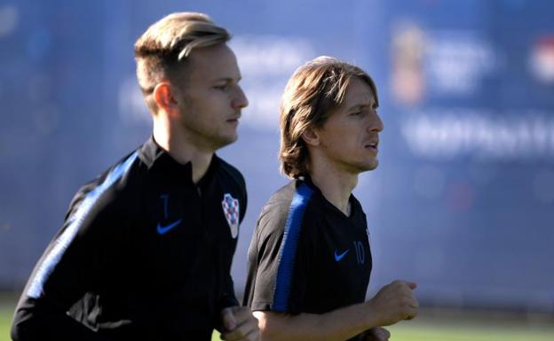 Ivan Rakitic, entrenando junto a Luka Modric. 