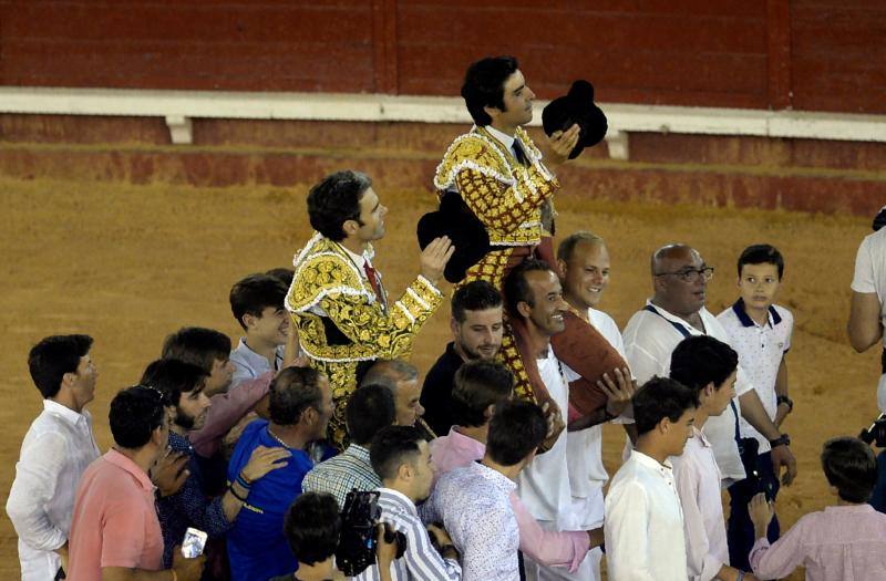 Dos faenas bellísimas del torero de Galapagar, exquisito con el capote, y tarde desatada de Miguel Ángel, que provoca el indulto de un nobilísimo toro de Jnadilla en Algeciras