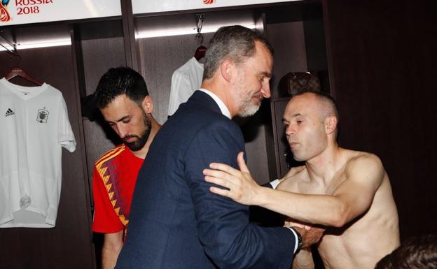 El Rey Felipe VI saluda a Iniesta en el vestuario.