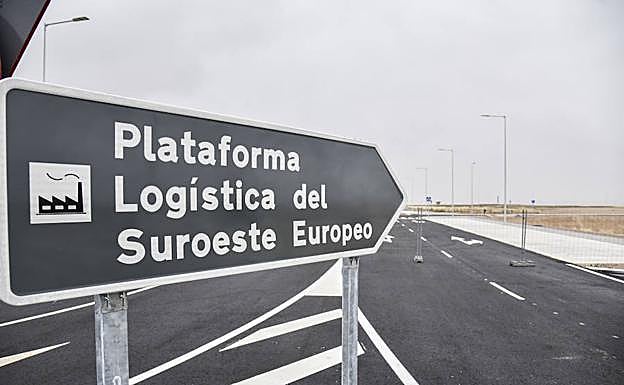 Señal direccional de acceso a la Plataforma Logística del Suroeste Europeo, cuya primera etapa de la primera fase está lista. :: J.V. ARNELAS