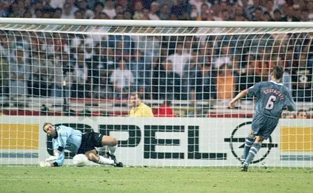Imagen principal - Secuencia del penalti que Southgate falló ante Alemania en la Eurocopa de 1996.