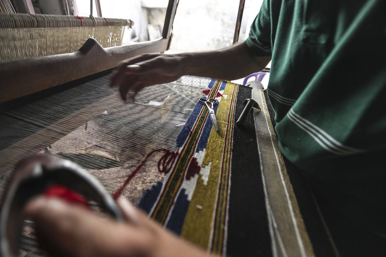 Ariha es una ciudad al norte de Siria, administrativamente parte de la Gobernación de Idlib, ubicada al sur de Idlib, famosa por sus alfombras árabes tradicionales tejidas con ayuda de un telar. El arte de tejer alfombras se transmite de generación en generación.