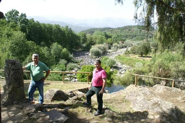 El alcalde socialista junto a Tiemblo, en una de las obras. :: E.G.R.