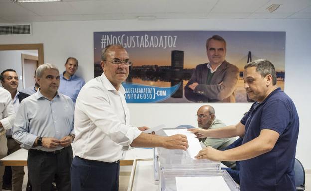José Antonio Monago depositando su voto. Junto a él, el alcalde de Badajoz, Francisco Javier Fragoso.