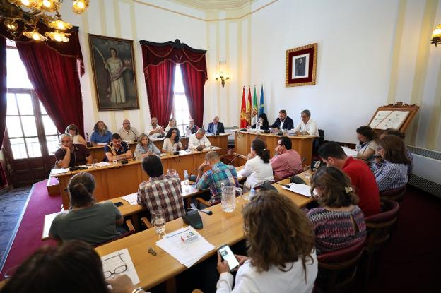Sesión plenaria en la que se aprobó el Presupuesto municipal para 2018. :: BRÍGIDO