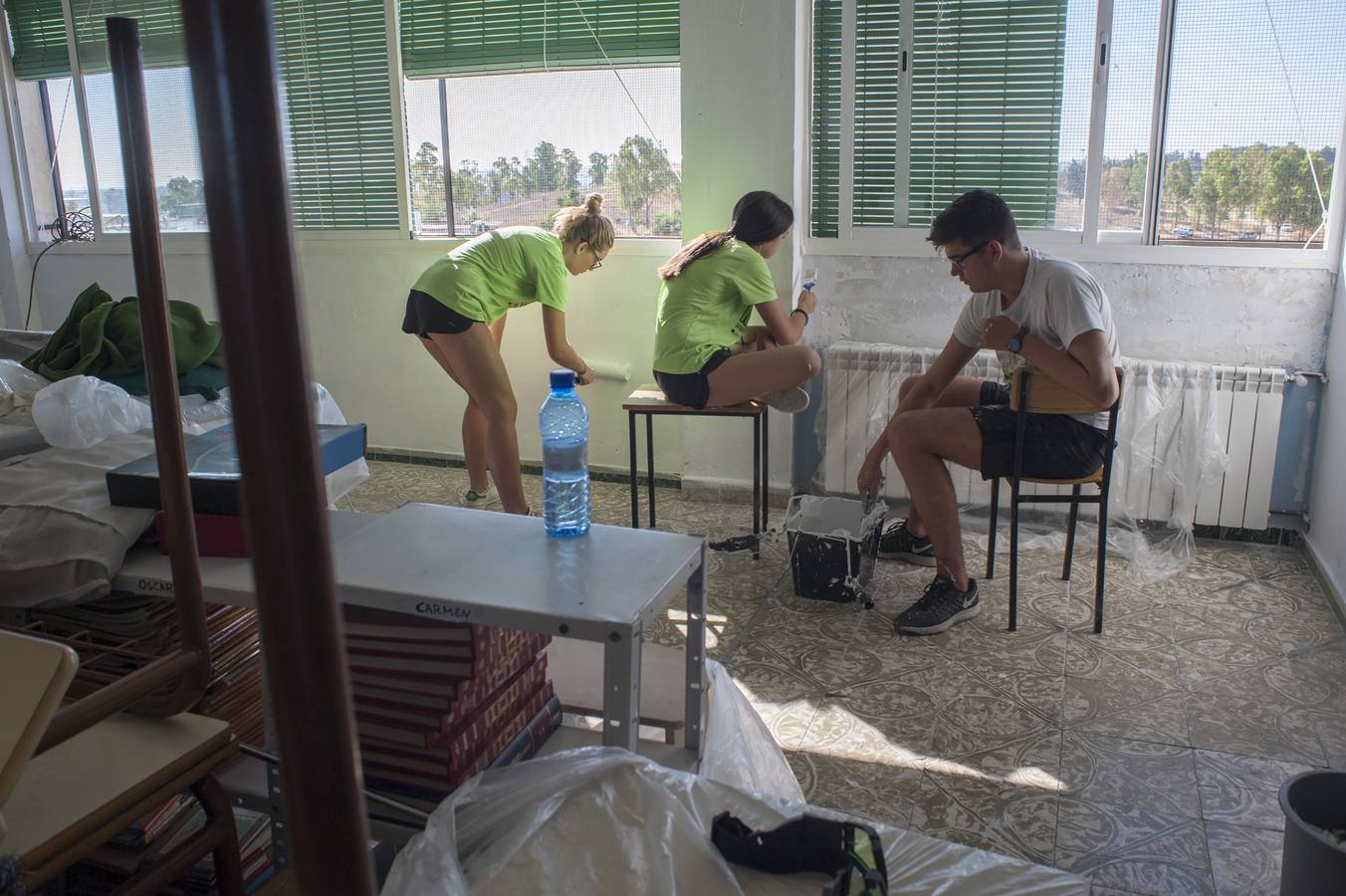 Los alumnos realizan tareas de reparación y mantenimiento del centro al tiempo que disfrutan de actividades socio-culturales