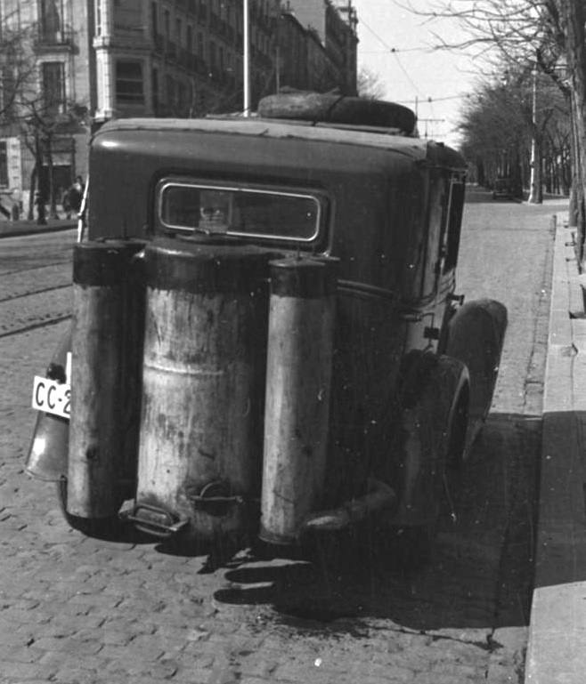 Coche de Cáceres con gasógeno en 1941. (Foto Otto Wunderlich)