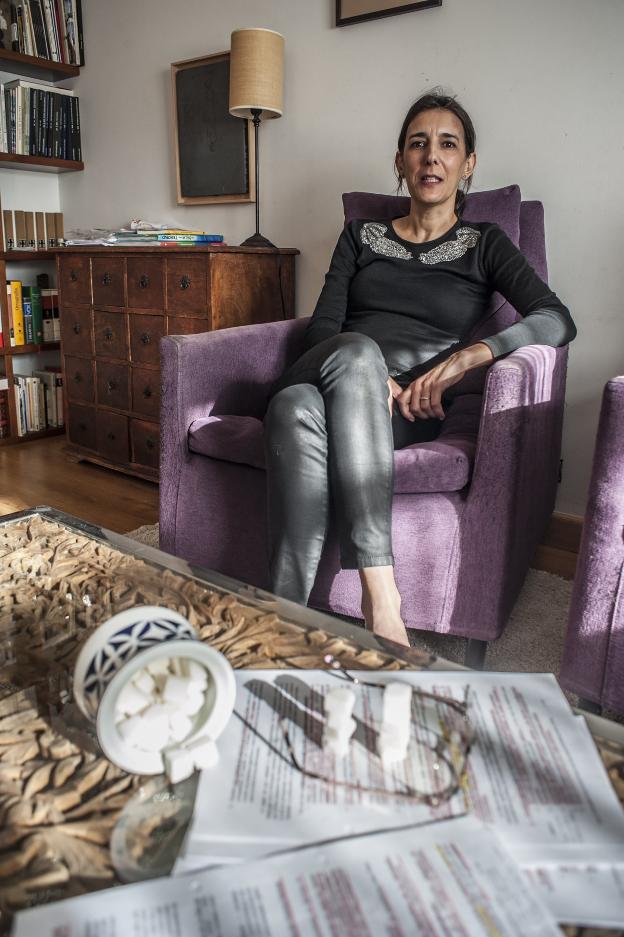 Ana Frades, con varios terrones de azúcar, en su casa. :: Pakopí