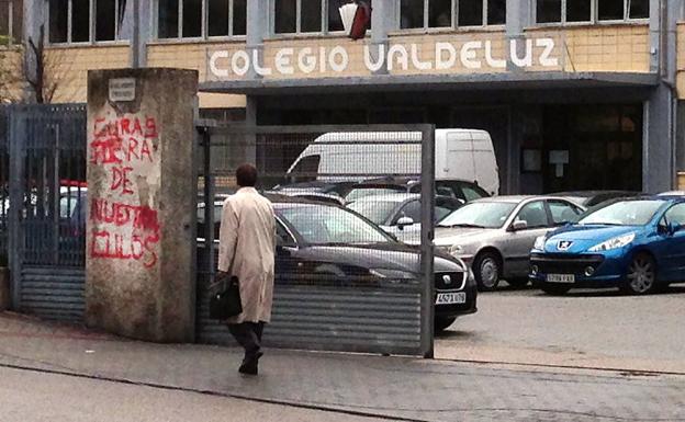 Pintadas en el colegio madrileño Valdeluz.