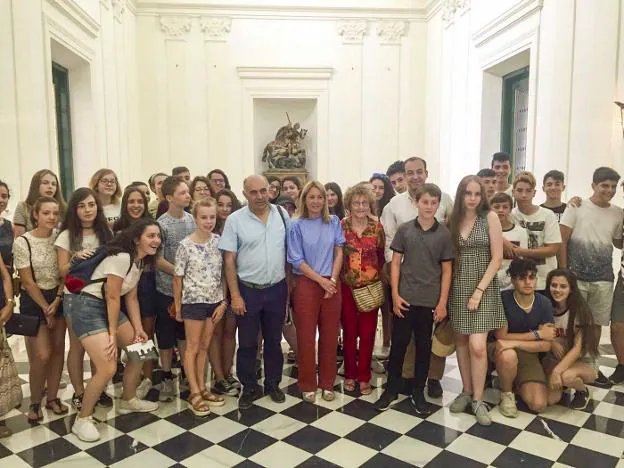 Foto de grupo de los alumnos franceses y españoles durante su visita ayer al Ayuntamiento. :: j. rey