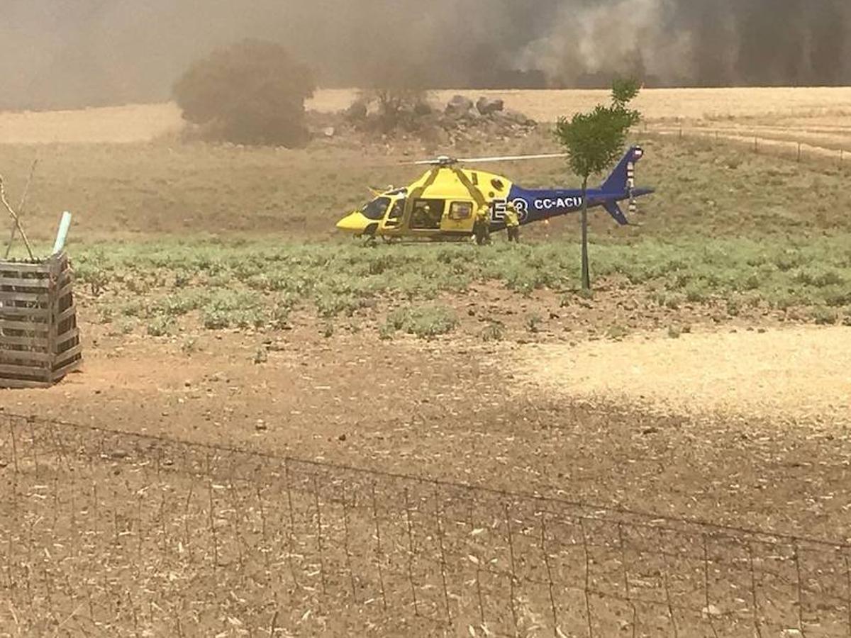 En las labores de extinción trabajan tres helicópteros y dos aviones anfibios