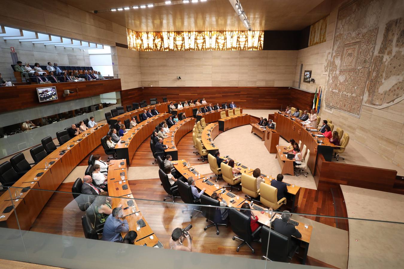 Acto institucional con motivo de la celebración del 40 aniversario de la Constitución y el 35 del Estatuto de Autonomía de Extremadura, con presencia de los integrantes de la Mesa del Congreso y de la Cámara regional.