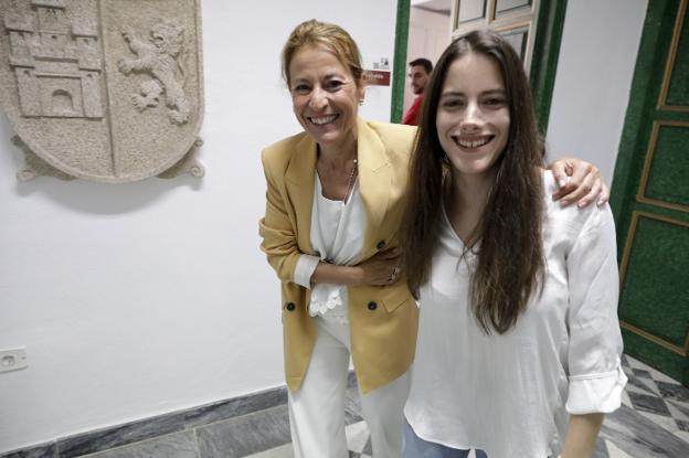 La alcaldesa con la presidenta del Consejo de la Juventud. :: cordero