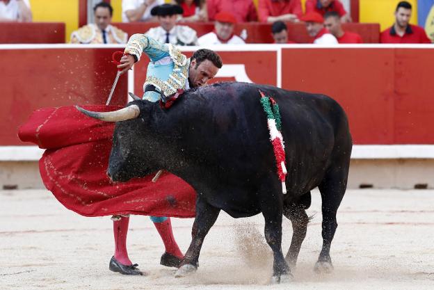 Antonio Ferrera durante la lidia de su primer toro en la plaza de toros de Pamplona. :: efe