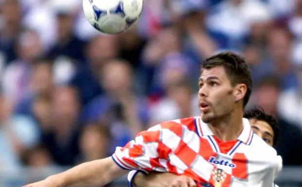 Zvonimir Boban, en una acción ante el francés Bixente Lizarazu en el choque de semifinales del Mundial de Francia. 