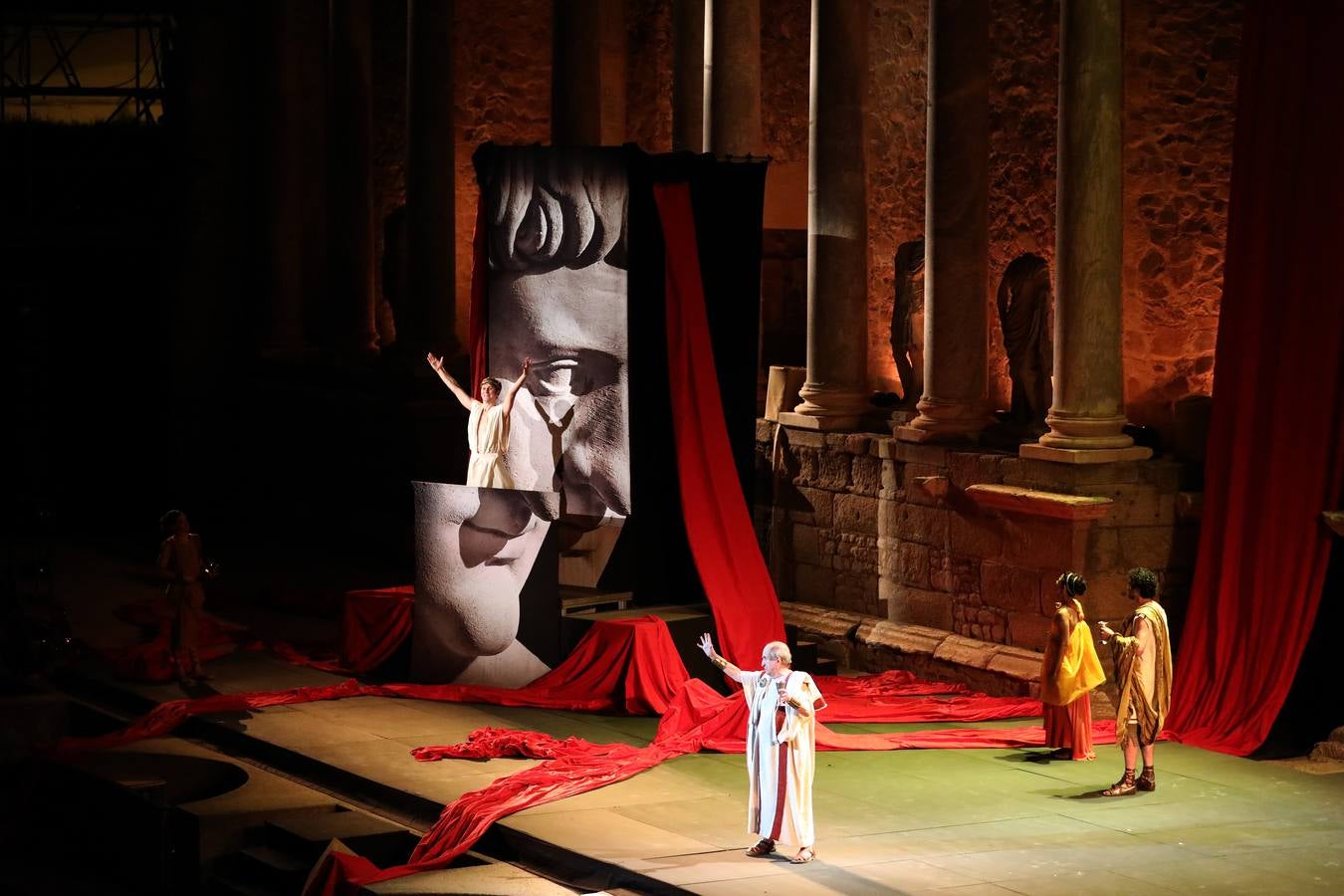 Una reflexión sobre el abuso de poder en la sociedad, la lujuria, el sexo y el drama han salpicado al 'Nerón' más artista (imaginario y soñador) en el estreno de la obra que lleva dicho nombre esta noche en la 64ª edición del Festival de Teatro de Mérida.