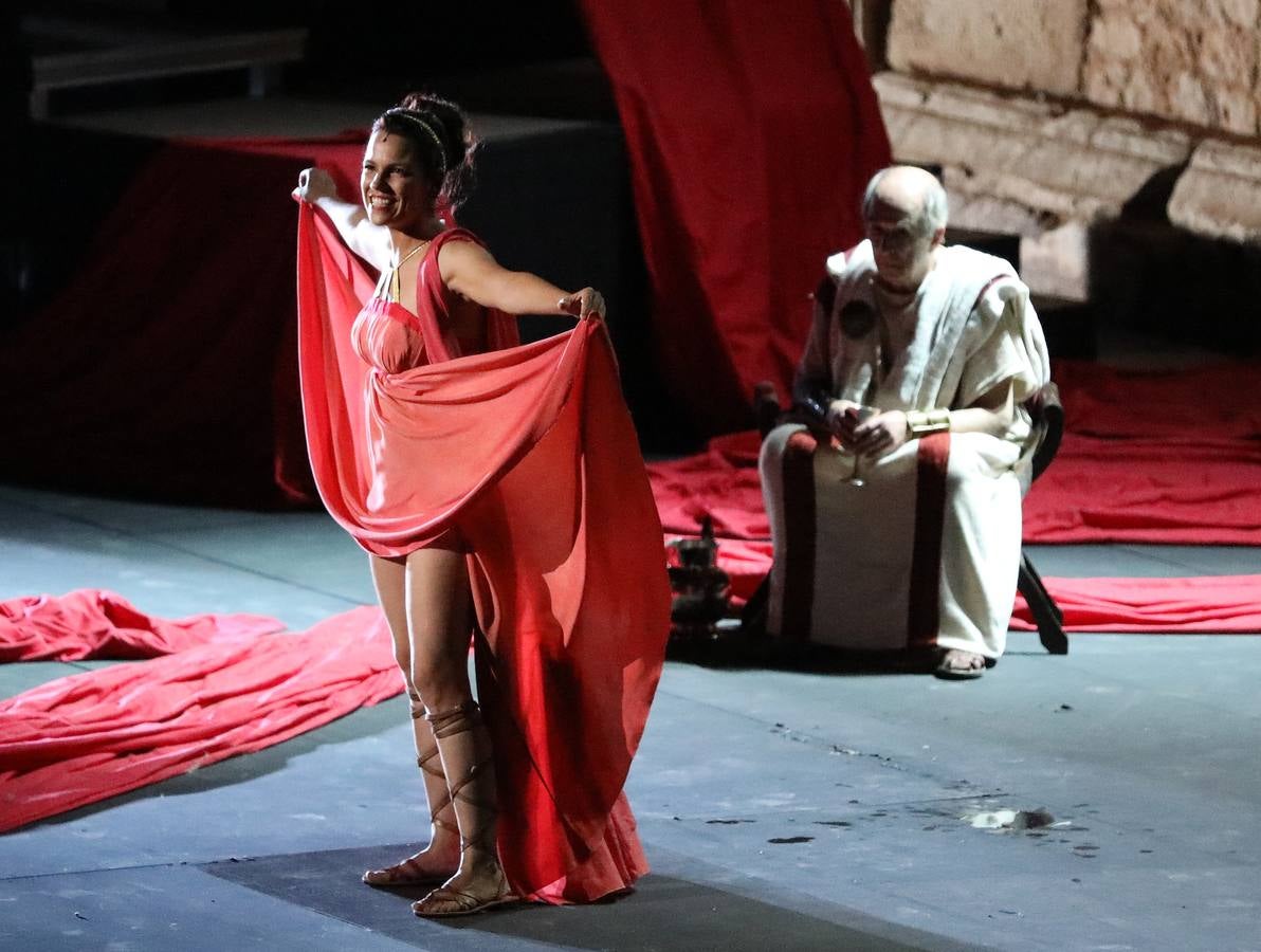 Una reflexión sobre el abuso de poder en la sociedad, la lujuria, el sexo y el drama han salpicado al 'Nerón' más artista (imaginario y soñador) en el estreno de la obra que lleva dicho nombre esta noche en la 64ª edición del Festival de Teatro de Mérida.