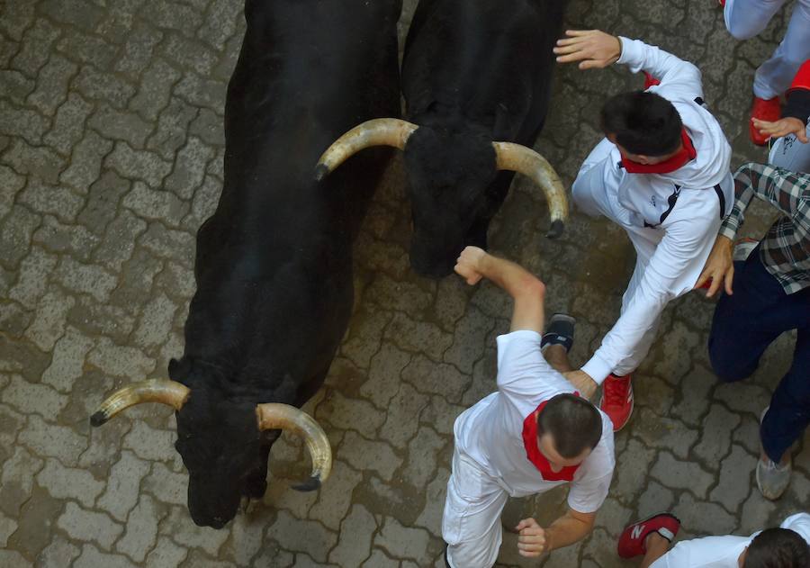 Se vivieron momentos de tensión en la curva de la Estafeta al quedar algún corredor atrapado entre la pared y los toros