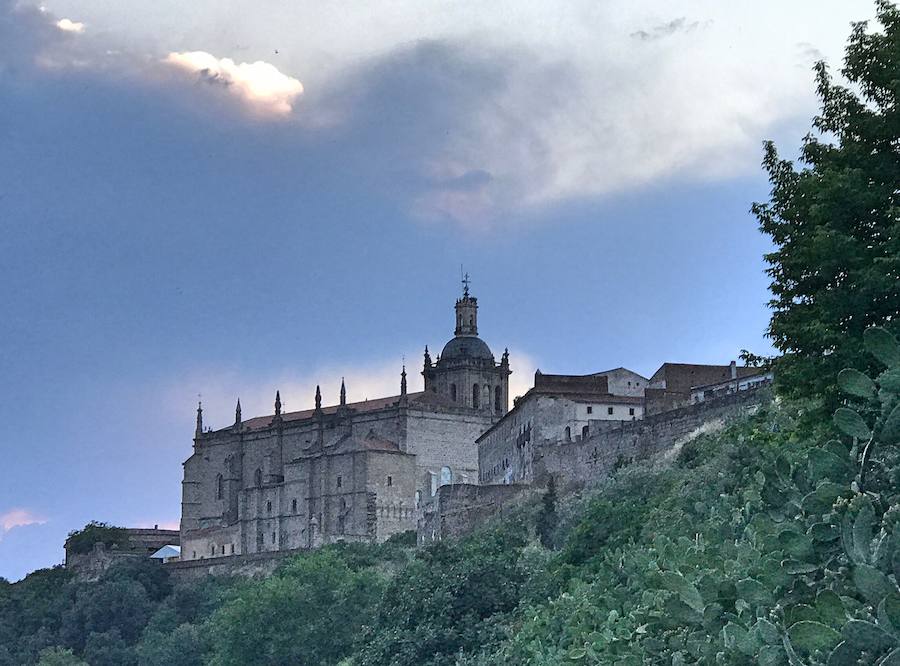 Vista de la Catedral de Coria, dominando el Alagón.
