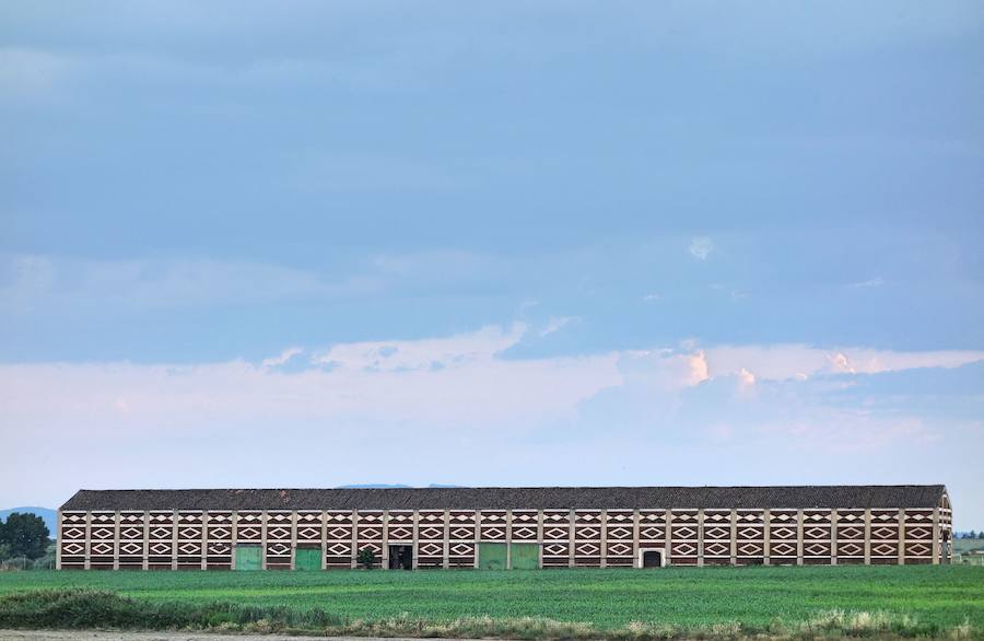 Edificio singular de las tierras de regadío entre Galisteo y Montehermoso.