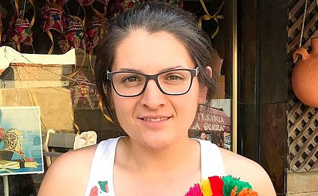 María José González, la última artesana de gorras montehermoseñas.