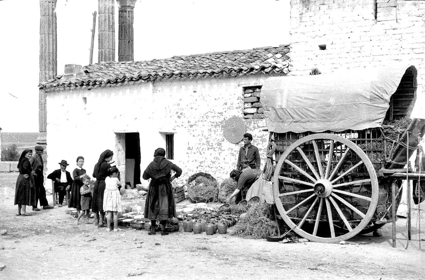 1-Vendiendo botijos en Talavera la Vieja sobre 1940, en la fachada de una casa junto a 'Los Mármoles'. (foto Otto Wunderlich)