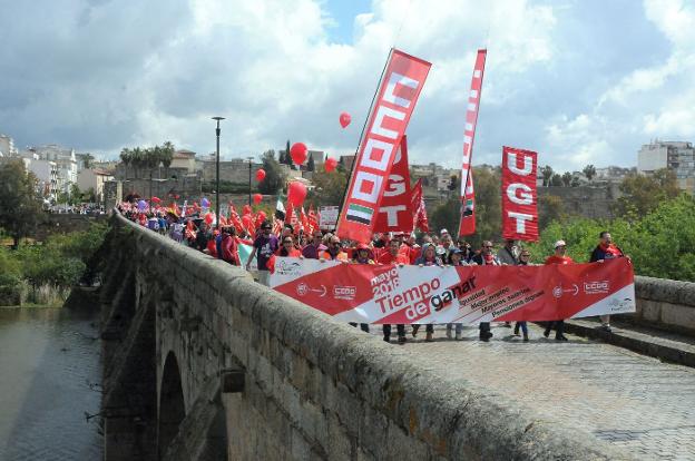 Representantes de UGT y CC OO en la manifestación del pasado 1 de mayo en Mérida. :: hoy
