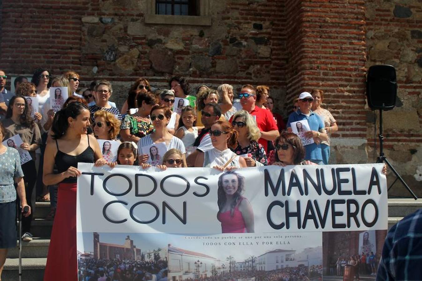 La Plaza del Pueblo de la localidad pacense ha vuelto a ser testigo en la mañana de este sábado, una vez más, del cariño y el apoyo que todos sus vecinos e instituciones han mantenido durante más de dos años hacia la familia de Manuela Chavero