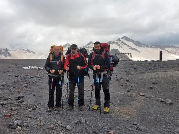 Jesús Hidalgo, José Luis Pineda y Jesús Mansilla en el Elbrus. :: HOY