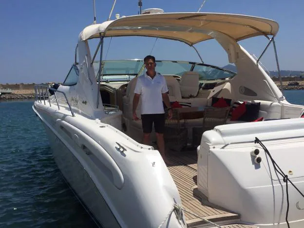 Gorka Miñón pilota en verano los yates de lujo de un rico empresario marroquí. :: R. C.