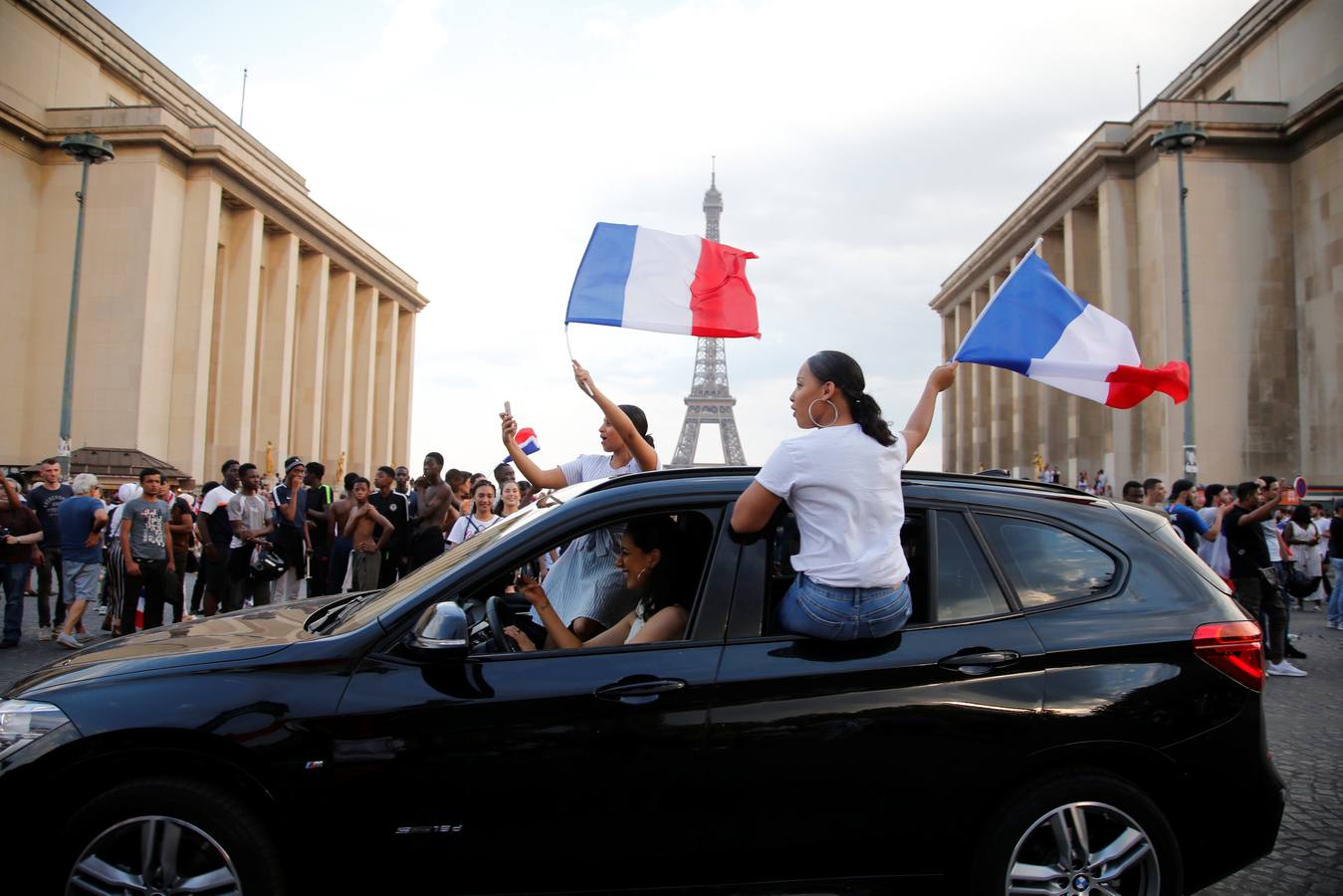 Los franceses se han echado a las calles de París apra celebrar el Mundial que ha ganado su selección en rusia.