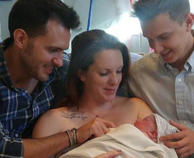 Imagen de Chantelle McCallum con Noah en brazos junto a sus padres, Michel y Jordi.