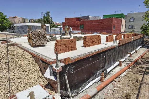 La obra de edificación de un nuevo gimnasio en el colegio San José de Calasanz, frente al Hospital Perpetuo Socorro. :: j. v. arnelas