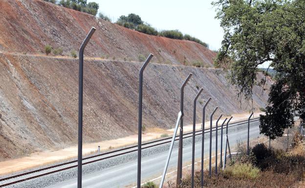 Tramo de valla que ha desaparecido en un punto cercano a la localidad de Carmonita. :: BRÍGIDO