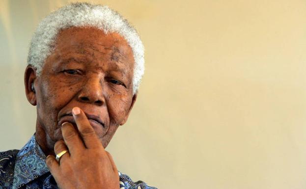 Nelson Mandela posa en una fotografía de 2005. 