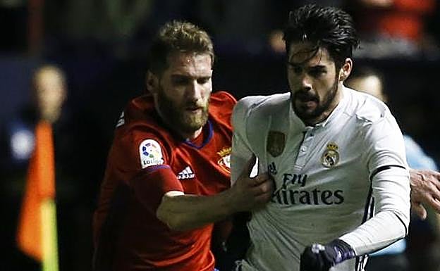 Fausto Tienza, con la camiseta de Osasuna, agarra a Isco - EFE 