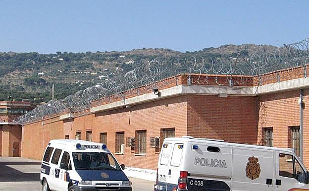 Una funcionaria de prisiones resulta herida al ser empujada por un interno