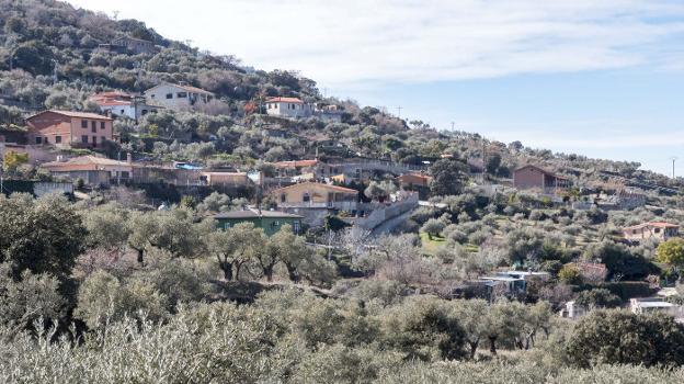 Viviendas ilegales en la sierra de Santa Bárbara de Plasencia. :: a. solé