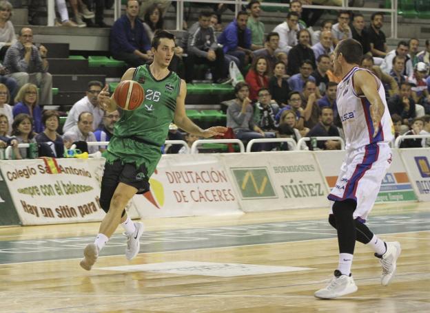 Dani Martínez renueva y jugará otro año en el Cáceres