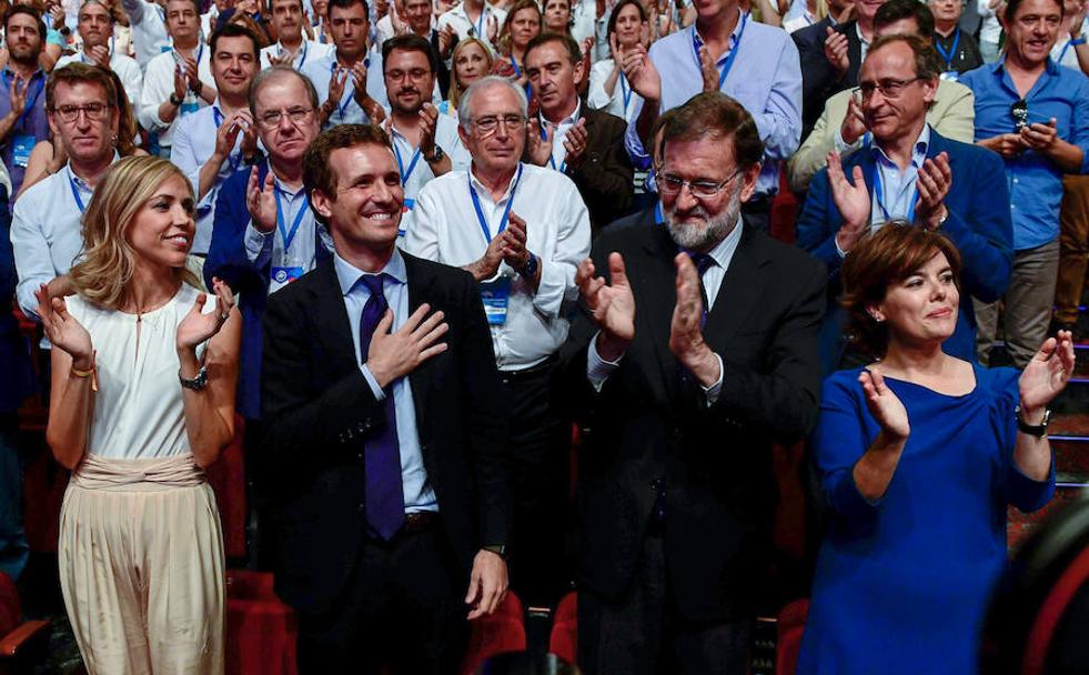 Casado, ayer, entre su esposa, Isabel Torres, y su antecesor, Mariano Rajoy, después de ser proclamado nuevo presidente del PP. 