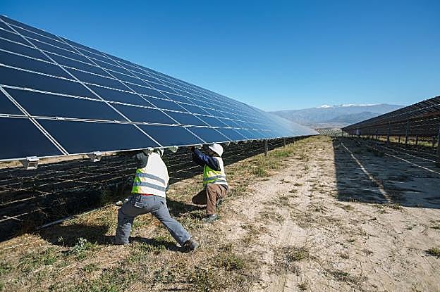 Planta fotovoltaica en el pueblo granadino de Escúzar. :: hoy
