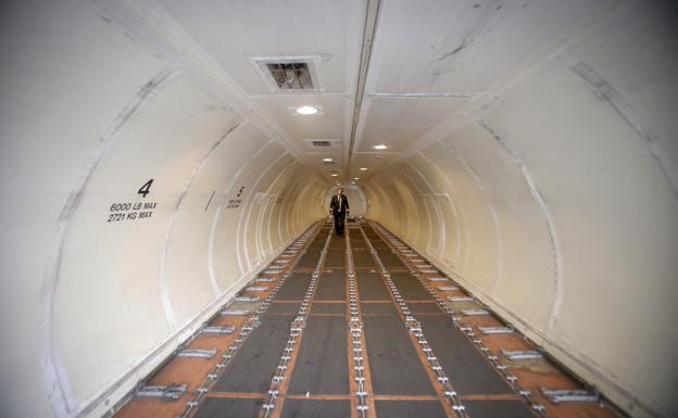 Los Rodeos. El comandante Santiago Urzáiz revisa el estado de la bodega de su avión tras la descarga de mercancías.