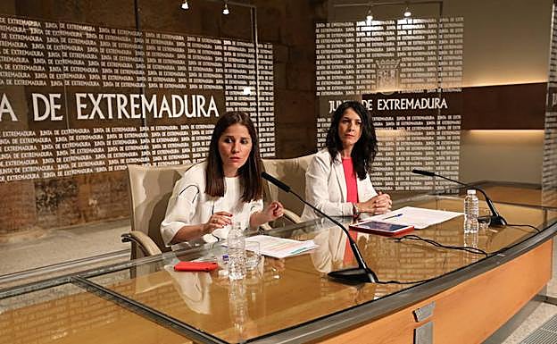 La portavoz de la Junta Isabel Gil Rosiña y la consejera de Educación y Empleo, Esther Gutiérrez:: 