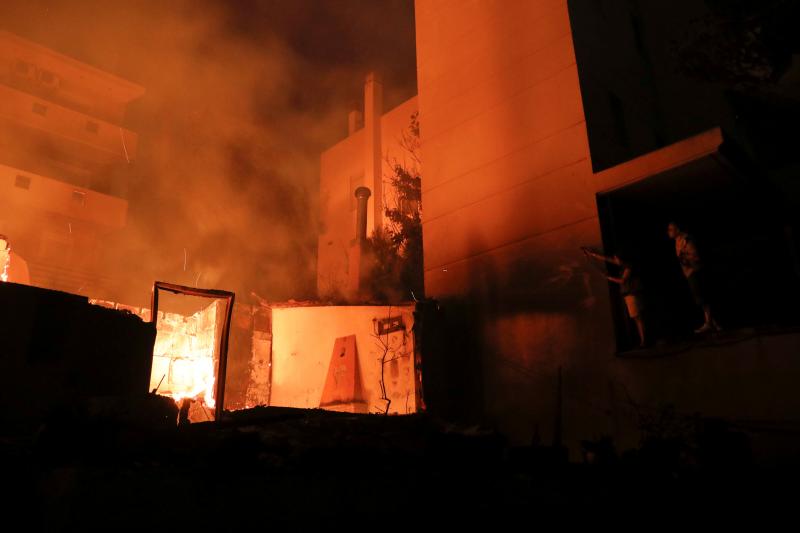 Hay al menos medio centenar de muertos por los fuegos de las últimas horas