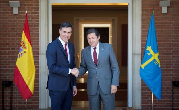 Pedro Sánchez posa junto a Javier Fernández antes de su reunión con el presidente asturiano.