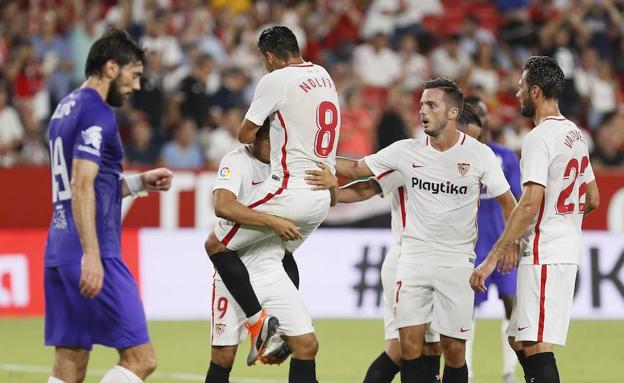 Nolito (3-i) felicita a Ben Yedder (2-i) tras marcar el segundo gol ante el Ujpest. 