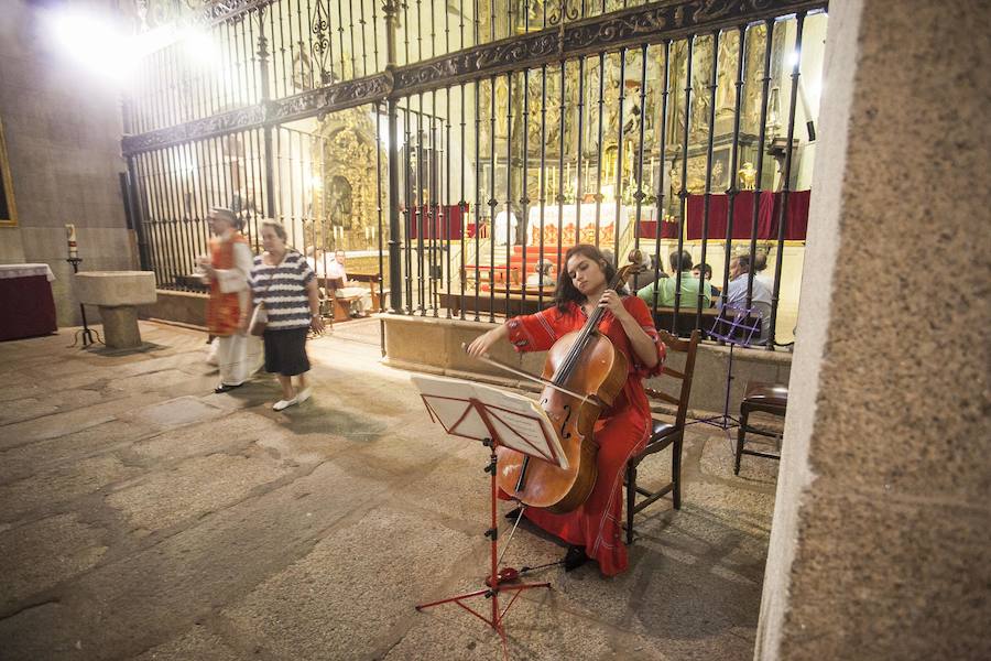 Concierto de violonchelo en la iglesia de Santiago. :: 