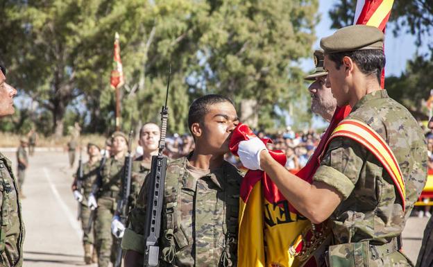 Momento en el que uno de los soldados besa la bandera de España.