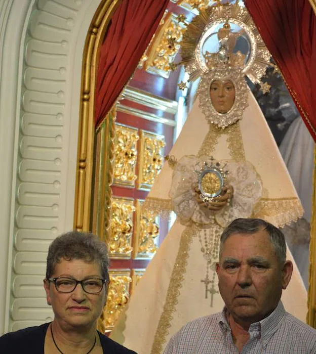 Antonia y Julio ante la Virgen de las Cruces. :: f. h.